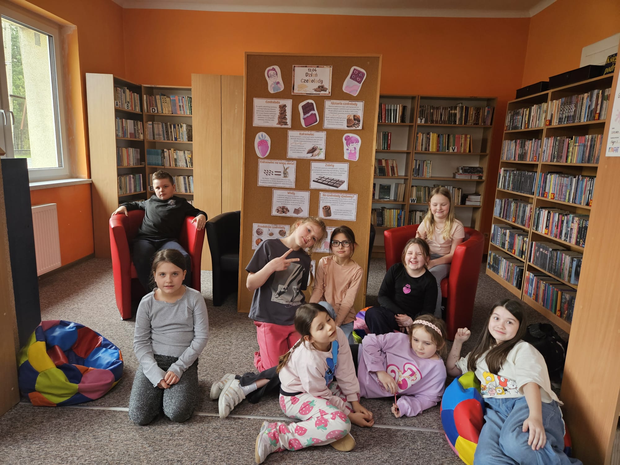 Dzieci z uwagą słuchają czytanego opowiadania