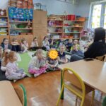 Dzieci z uwagą słuchają czytnej bajki przez Panią