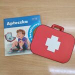Okładka opowiadania "Apteczka" i wykonana apteczka z papieru.