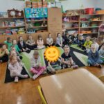 Dzieci z uwagą słuchają czytnej bajki przez Panią