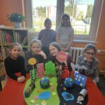 Uczestnicy spotkania prezentują wykonane przez siebie prace