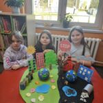 Uczestnicy spotkania prezentują wykonane przez siebie prace