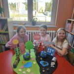 Uczestnicy spotkania prezentują wykonane przez siebie prace