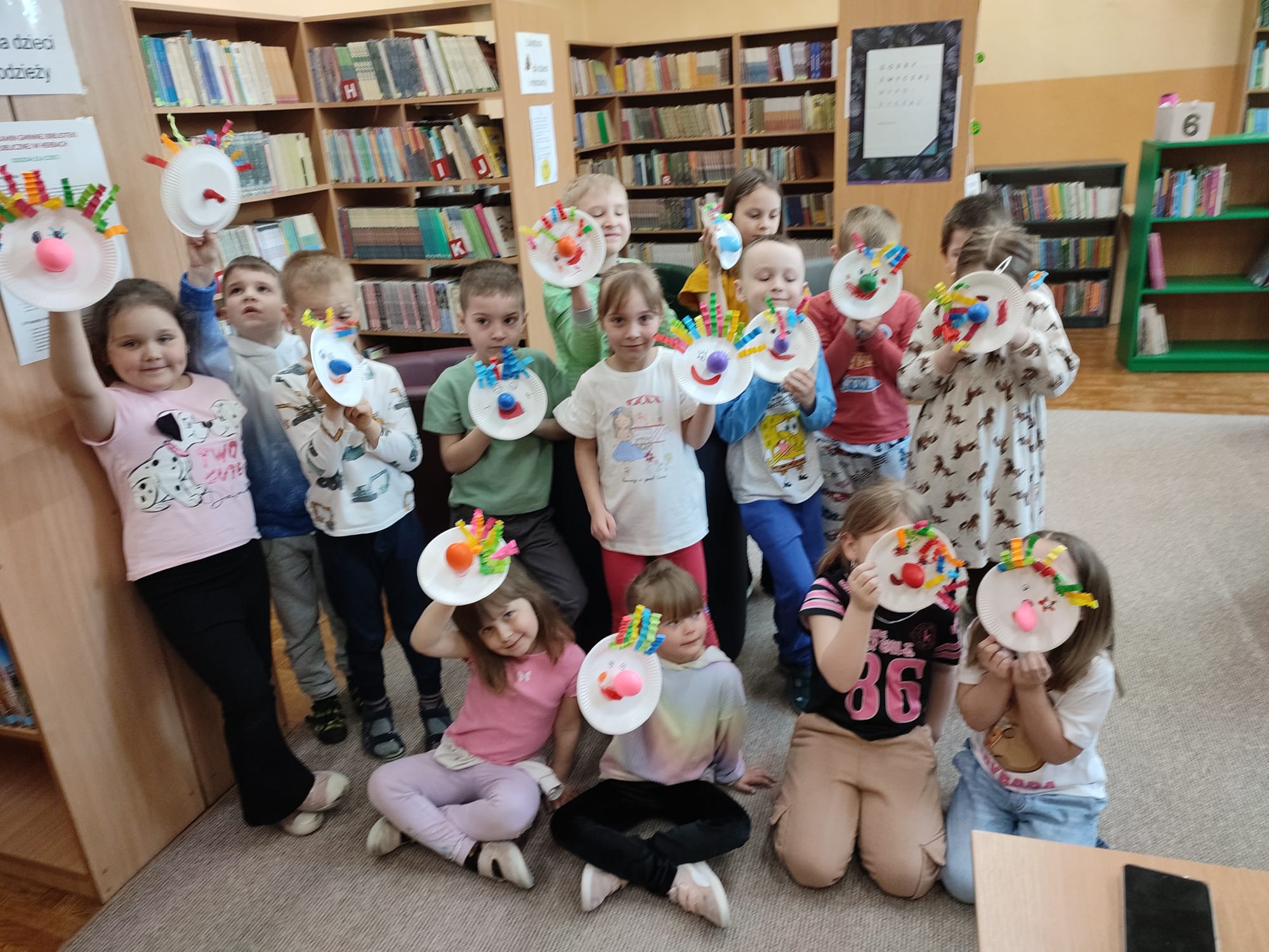 Zdjęcie grupowe dzieci uczestniczących w zajęciach