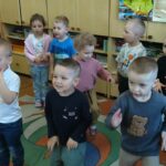 Przedszkolaki stoją i przez chwilę udają koniki