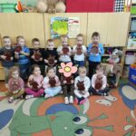 Zdjęcie grupowe dzieci uczestniczących w zajęciach