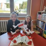 Dzieci prezentują wykonane przes siebie prace plastyczne