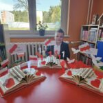 Dzieci prezentują wykonane przes siebie prace plastyczne
