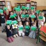 Zdjęcie grupowe uczestników zajęć prezentujących wykonane prace