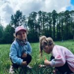 Zajęcia na świeżym powietrzu w pobliskim lesie w ramach akcji pod hasłem „CZYTANIE NA POLANIE”