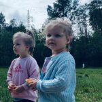 Zajęcia na świeżym powietrzu w pobliskim lesie w ramach akcji pod hasłem „CZYTANIE NA POLANIE”