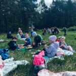 Zajęcia na świeżym powietrzu w pobliskim lesie w ramach akcji pod hasłem „CZYTANIE NA POLANIE”