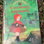 Zajęcia na świeżym powietrzu w pobliskim lesie w ramach akcji pod hasłem „CZYTANIE NA POLANIE”