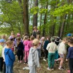Zajęcia na świeżym powietrzu w pobliskim lesie w ramach akcji pod hasłem „CZYTANIE NA POLANIE”