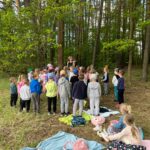 Zajęcia na świeżym powietrzu w pobliskim lesie w ramach akcji pod hasłem „CZYTANIE NA POLANIE”