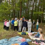 Zajęcia na świeżym powietrzu w pobliskim lesie w ramach akcji pod hasłem „CZYTANIE NA POLANIE”