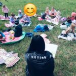 Zajęcia na świeżym powietrzu w pobliskim lesie w ramach akcji pod hasłem „CZYTANIE NA POLANIE”