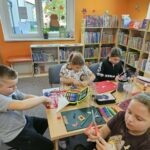 Uczestnicy spotkania wykonują prace plastyczne