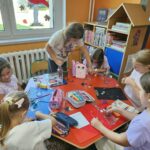Uczestnicy spotkania wykonują prace plastyczne