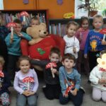Uczestnicy podczas zajęć w bibliotece