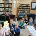 Uczestnicy podczas zajęć w bibliotece