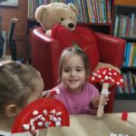 Uczestnicy podczas zajęć w bibliotece
