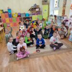 Uczestnicy podczas zajęć w bibliotece