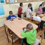 Uczestnicy podczas zajęć w bibliotece