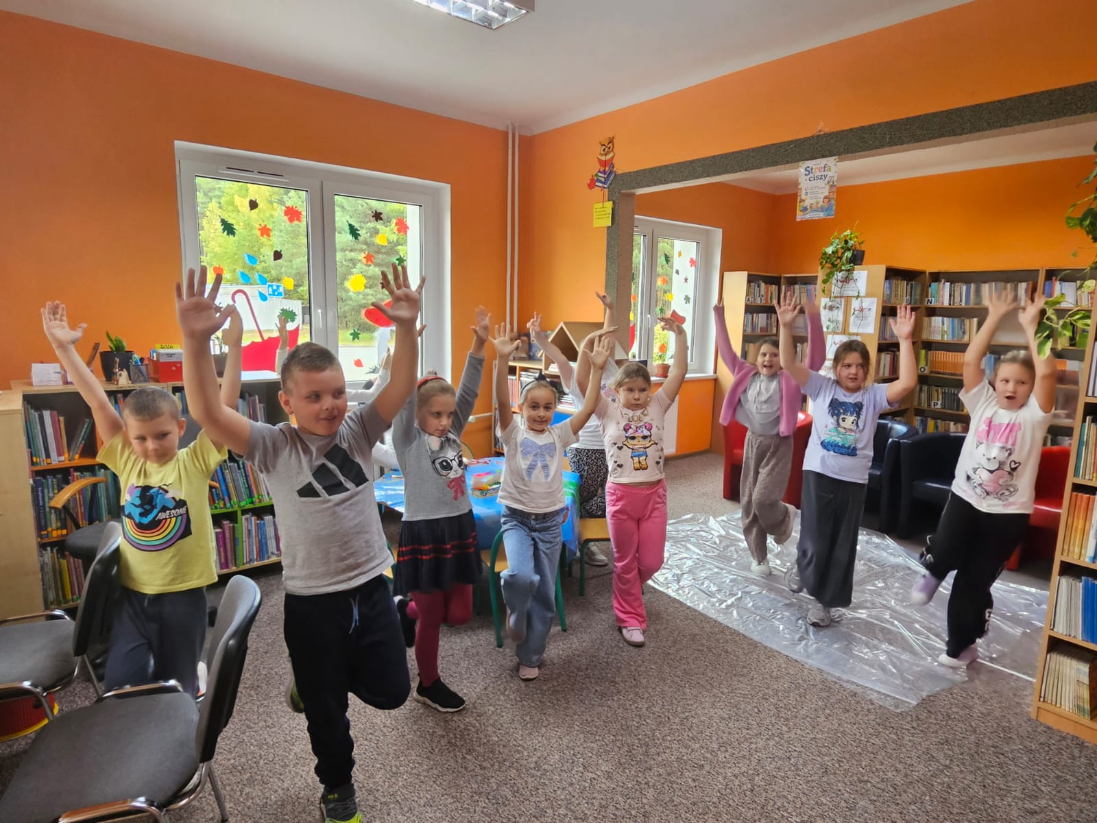 Uczestnicy podczas zajęć w bibliotece