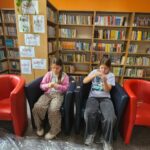Uczestnicy podczas zajęć w bibliotece