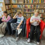 Uczestnicy podczas zajęć w bibliotece