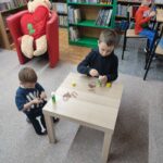 Uczestnicy podczas zajęć w bibliotece