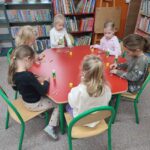 Uczestnicy podczas zajęć w bibliotece