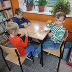 Uczestnicy podczas zajęć w bibliotece