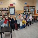 Uczestnicy podczas zajęć w bibliotece