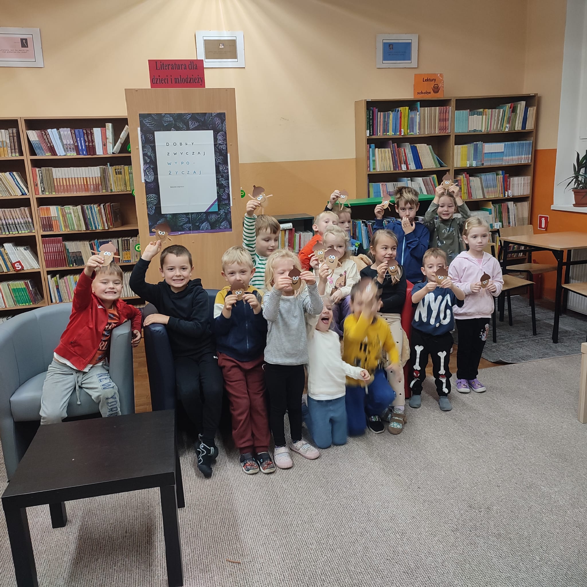 Uczestnicy podczas zajęć w bibliotece