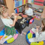 Uczestnicy podczas zajęć w bibliotece