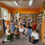 Uczestnicy podczas zajęć w bibliotece