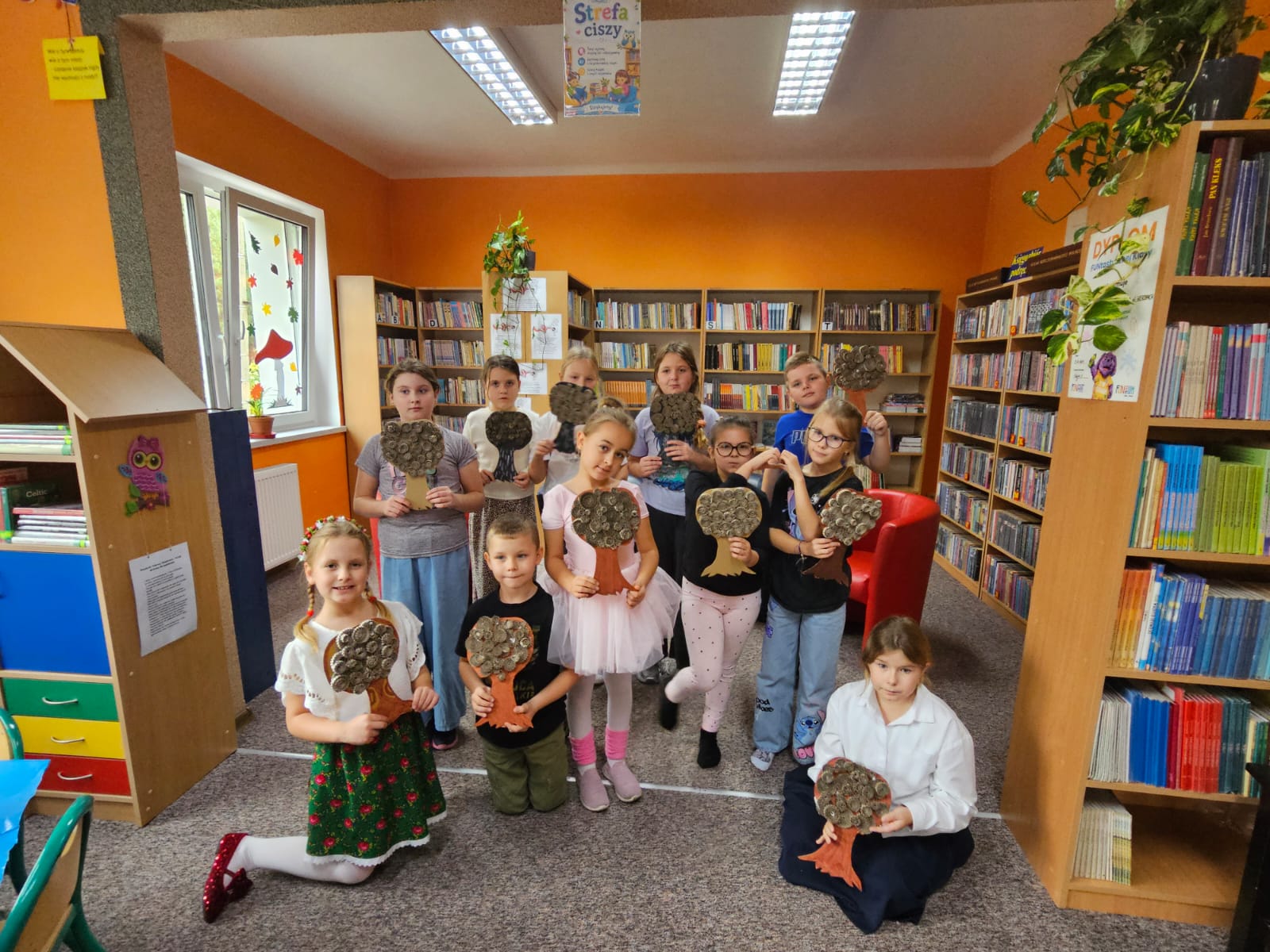 Uczestnicy podczas zajęć w bibliotece